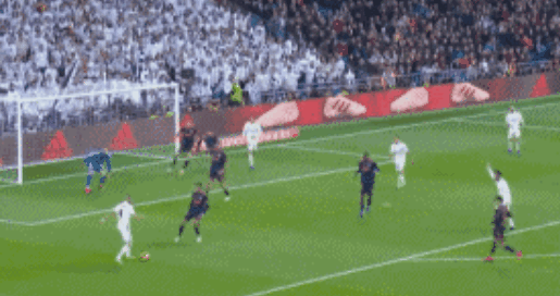 前锋远射破门，球迷现场尖叫