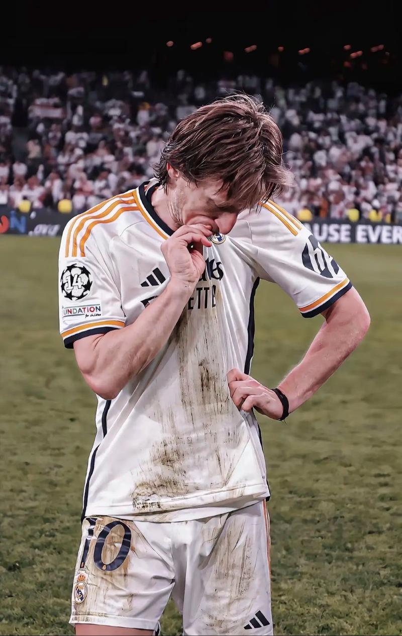 懂球帝12周年120大瞬间决赛：梅西捧大力神杯PK武磊绝平巴萨